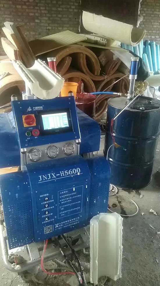 預制型聚氨酯發泡防腐保溫瓦殼澆注(圖1) H5600發泡機預制型聚氨酯發泡防腐保溫瓦殼澆注