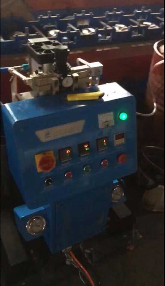 廠房卷簾門保溫澆注填充聚氨酯發泡機(圖2) Q2600D型廠房卷簾門保溫澆注填充聚氨酯發泡機