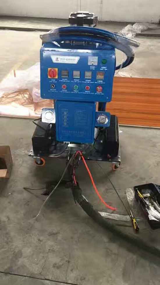 Q2600不規則產品包裝箱填充聚氨酯發泡機