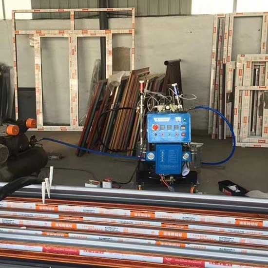 斷橋鋁型材腔體填充聚氨酯發泡機(圖1) Q2600D斷橋鋁型材腔體填充聚氨酯發泡機